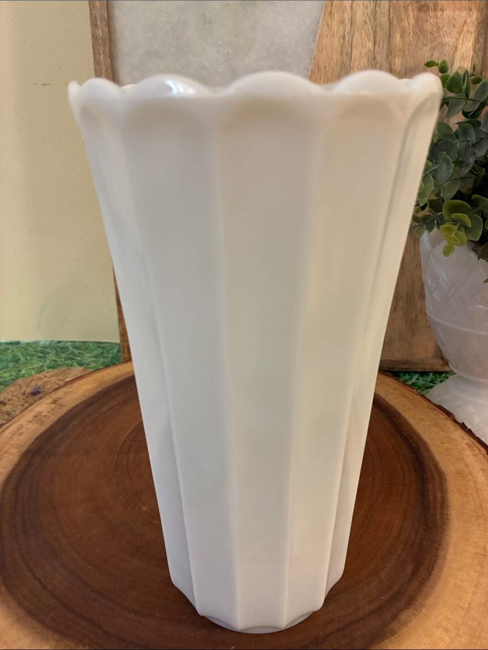 Vintage Milkglass Vase, nice weight, EUC - Picture 5 of 11